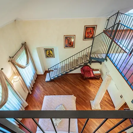 Villa Ludovica, Alba Hills